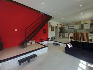Foto 5 de Venta Casa con Piscina en Maquinista Savio Escobar