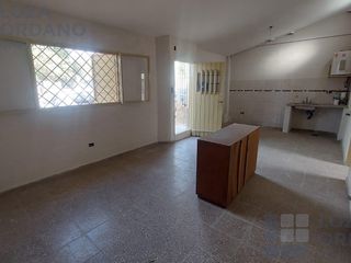 Foto 2 de vendo gran terreno con departamento y cocheras