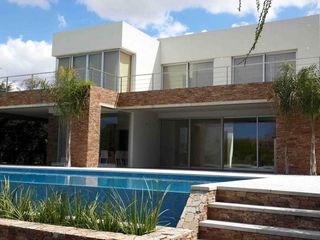 Foto 2 de Casa en venta con renta en el barrio Santa Barbara