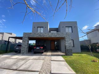 Foto 1 de Casa en venta El Canton Barrios Islas a la laguna 2593