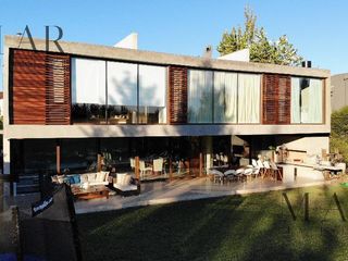 Foto 3 de Casa en Venta en Cabos del Lago, Nordelta. Salida a la laguna