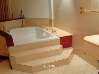 Foto 12 de Casa de 5 ambientes con gran parque y piscina climatizada - Alquiler Temporada 2024/2025 Disp Febrero - Barrio Los Troncos
