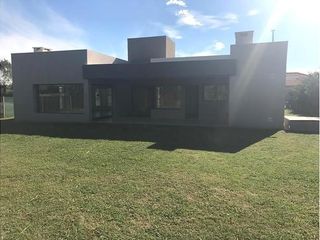 Foto 7 de Casa a estrenar, 3 dormitorios, parque, cocheras. Exc.