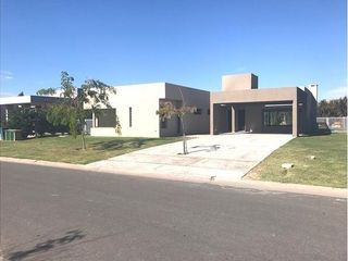 Foto 1 de Casa a estrenar, 3 dormitorios, parque, cocheras. Exc.