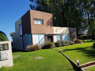 Foto 1 de Casa en venta - 4 Dormitorios 3 Baños - Cochera - 836Mts2 - La candida.