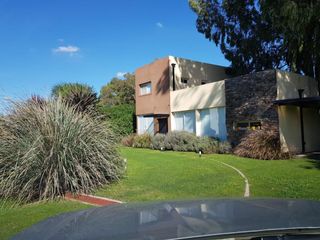 Foto 2 de Casa en venta - 4 Dormitorios 3 Baños - Cochera - 836Mts2 - La candida.