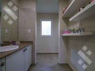 Foto 17 de Venta casa 4 dormitorios - Barrio La Zagala - Neuquen