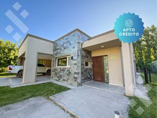 Foto 1 de Venta casa 4 dormitorios - Barrio La Zagala - Neuquen