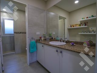 Foto 13 de Venta casa 4 dormitorios - Barrio La Zagala - Neuquen