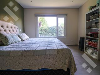 Foto 2 de Venta casa 4 dormitorios - Barrio La Zagala - Neuquen