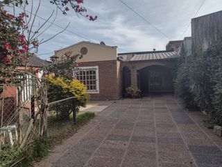Foto 1 de Venta. Casa con cochera y patio. Oportunidad!