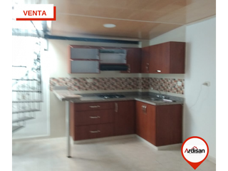 Foto 2 de CASA CENTRAL CON LOCAL COMERCIAL Y APARTAMENTO
