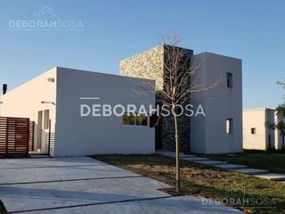 Foto 1 de Casa en Venta 4 ambientes lote interno con pileta - El Cantón Zona Norte Escobar
