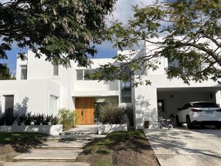 Foto 1 de Casa Moderna de 4 dormitorios en el Golf de Nordelta en venta