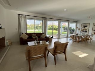 Foto 4 de Casa Moderna de 4 dormitorios en el Golf de Nordelta en venta