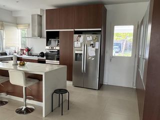 Foto 9 de Casa Moderna de 4 dormitorios en el Golf de Nordelta en venta