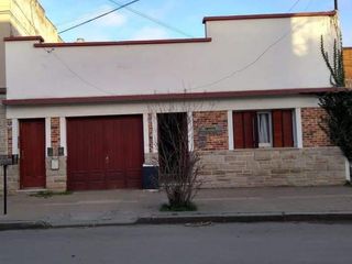 Foto 1 de Casas en venta - 5 dormitorios 4 baños - Cocheras - 130mts2 - Necochea