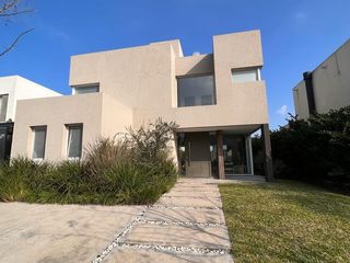 Foto 2 de Alquiler Anual Casa 5 Ambientes Amoblada con Piscina en Las Tipas Nordelta Tigre