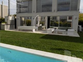 Foto 1 de Venta - Casa 4 Ambientes, Jardín, Pileta - Los Alisos, Nordelta, Tigre