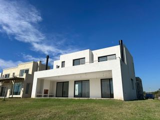 Foto 4 de Casa en venta Barrio Santa Ana 4 dormitorios Villanueva