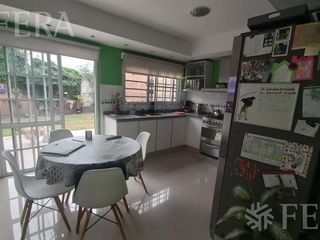 Foto 6 de Venta casa 3 ambientes con jardín, cochera y fondo libre en Quilmes (30758)