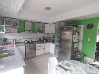 Foto 1 de Venta casa 3 ambientes con jardín, cochera y fondo libre en Quilmes (30758)