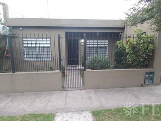 Foto 2 de Venta casa 3 ambientes con jardín, cochera y fondo libre en Quilmes (30758)