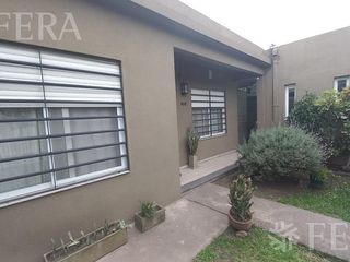 Foto 3 de Venta casa 3 ambientes con jardín, cochera y fondo libre en Quilmes (30758)
