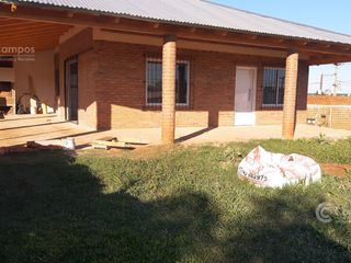 Foto 1 de Se Vende Terreno con Casa a Estrenar en Capiovi, Misiones