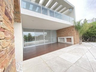 Foto 9 de Casa en alquiler anual en Santa Barbara, con 4 dormitorios a la laguna