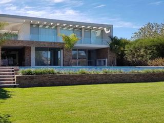 Foto 2 de Casa en alquiler anual en Santa Barbara, con 4 dormitorios a la laguna