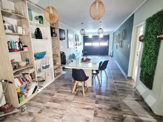 Foto 11 de VENTA CASA DE 4 DORMITORIOS CON PILETA CLIMATIZADA EN VILLA REGINA