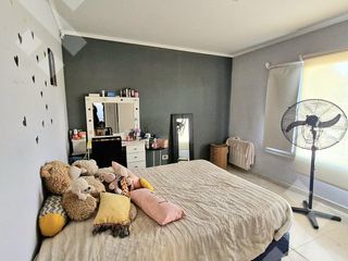 Foto 25 de VENTA CASA DE 4 DORMITORIOS CON PILETA CLIMATIZADA EN VILLA REGINA