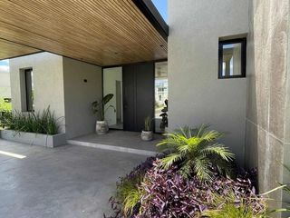 Foto 2 de Casa en venta - 3 Dormitorios 4 Baños - Cocheras - 216,50Mts2 - El Naudir, Escobar