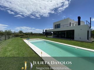 Foto 1 de Casa en  Venta 5 Ambientes Puertos del Lago Barrio Acacias Escobar-Maschwitz