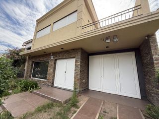 Foto 44 de Moderna casa de 4 dormitorios con patio y piscina apta crédito.