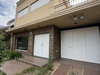 Foto 48 de Moderna Casa de 4 dormitorios en Cofico con patio y piscina