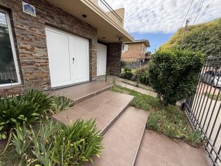 Foto 43 de Moderna Casa de 4 dormitorios en Cofico con patio y piscina