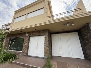 Foto 45 de Moderna casa de 4 dormitorios con patio y piscina apta crédito.