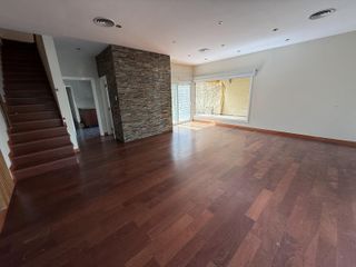 Foto 2 de Moderna casa de 4 dormitorios con patio y piscina apta crédito.