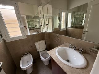 Foto 52 de Moderna casa de 4 dormitorios con patio y piscina apta crédito.