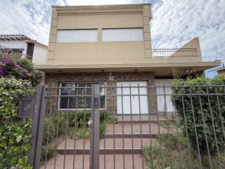 Foto 46 de Moderna casa de 4 dormitorios con patio y piscina apta crédito.