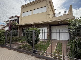 Foto 49 de Moderna casa de 4 dormitorios con patio y piscina apta crédito.