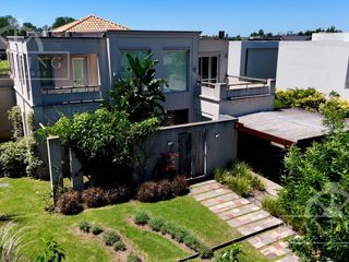 Foto 1 de Casa 5 Ambientes con Cochera en Barrio Náutico Albanueva