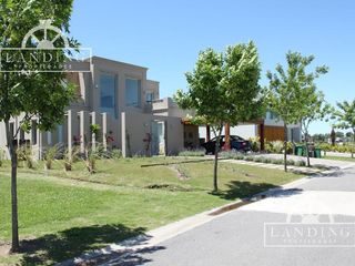 Foto 37 de Depto PB con jardin al rio, 3 dormitorios y dependencia - Dos cocheras- Barrio Náutico Albanueva