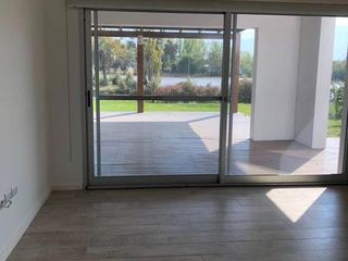 Foto 5 de Depto PB con jardin al rio, 3 dormitorios y dependencia - Dos cocheras- Barrio Náutico Albanueva