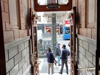 Foto 5 de VENTA en Edif historico Av de Mayo al 1100 RETASADO Super interesante, gran altura de techos