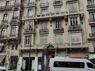 Foto 1 de VENTA en Edif historico Av de Mayo al 1100 RETASADO Super interesante, gran altura de techos