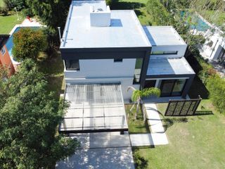 Foto 2 de Casa Venta 7 AMBIENTES EZEIZA !! ACEPTA FINANCIACION !! USS 300.000   CUOTAS
