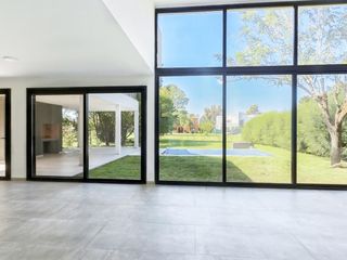 Foto 10 de Casa Venta 7 AMBIENTES EZEIZA !! ACEPTA FINANCIACION !! USS 300.000   CUOTAS